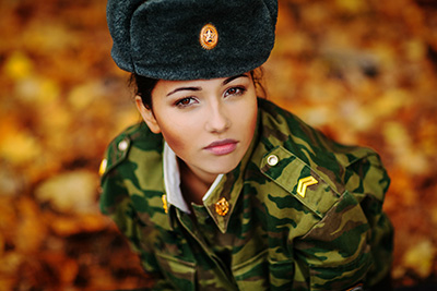 Фото красивой девушки в военной форме
