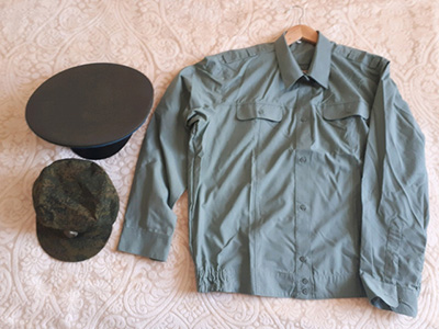 Картинка с военной рубашкой, фуражкой и кепкой