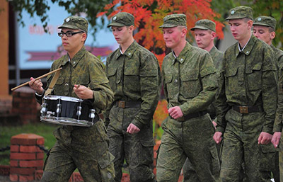 Картинка солдат в военных рубашках и другой форменной одежде