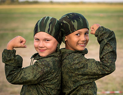 Фотография детей в военных рубашках