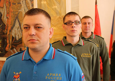 Фото военных в новой рубашке поло с погонами