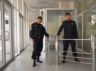 Фото сотрудников охранного предприятия в форме на рабочем месте