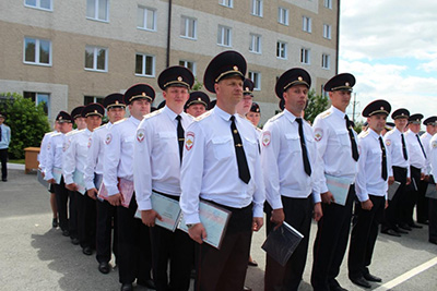 Фото сотрудников МВД в парадных форменных рубашках