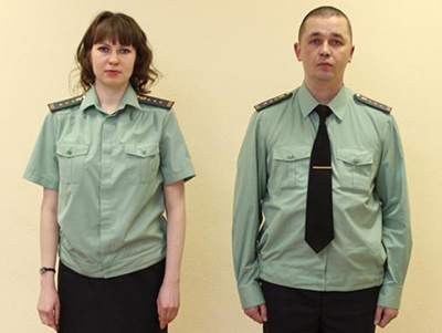Изображение сотрудников силового ведомства в форменных рубашках защитного цвета