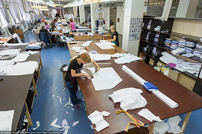 Изображение процесса разработки и пошива форменной одежды на предприятии в цеху
